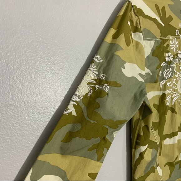 Johnny Was 3J Workshop Camo Embroidered Button
Down Shirt Small - Picture 8 of 14